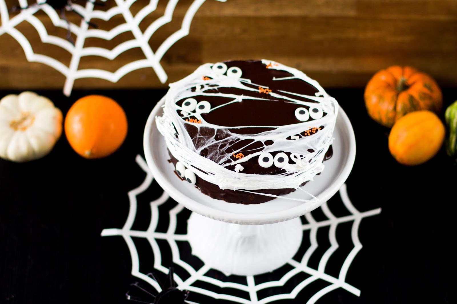 Hämähäkinseitti vaahtokarkista halloween kakkuun