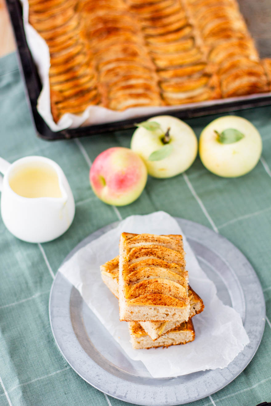 Helppo mausteinen omenapiirakka