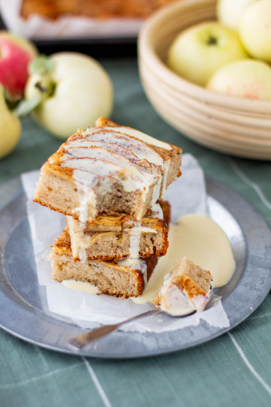 Omenapiirakka vaniljakastikkeen kanssa