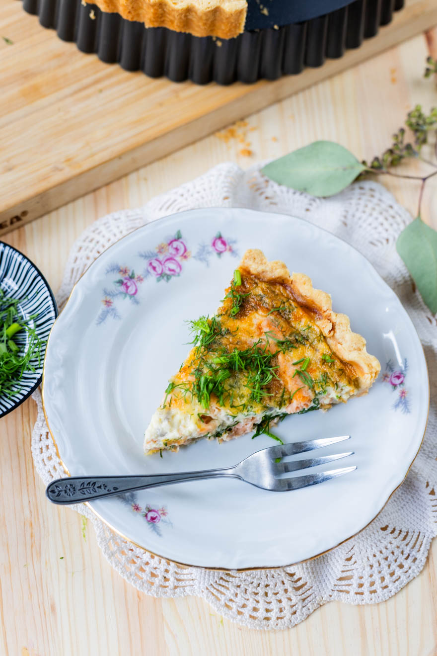 Tillillä koristeltu savulohipiirakka