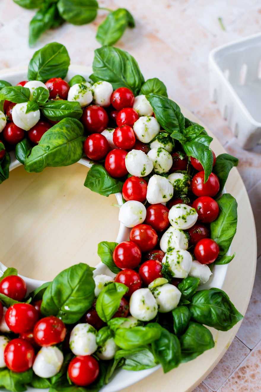 Tomaatti-mozzarellakranssi