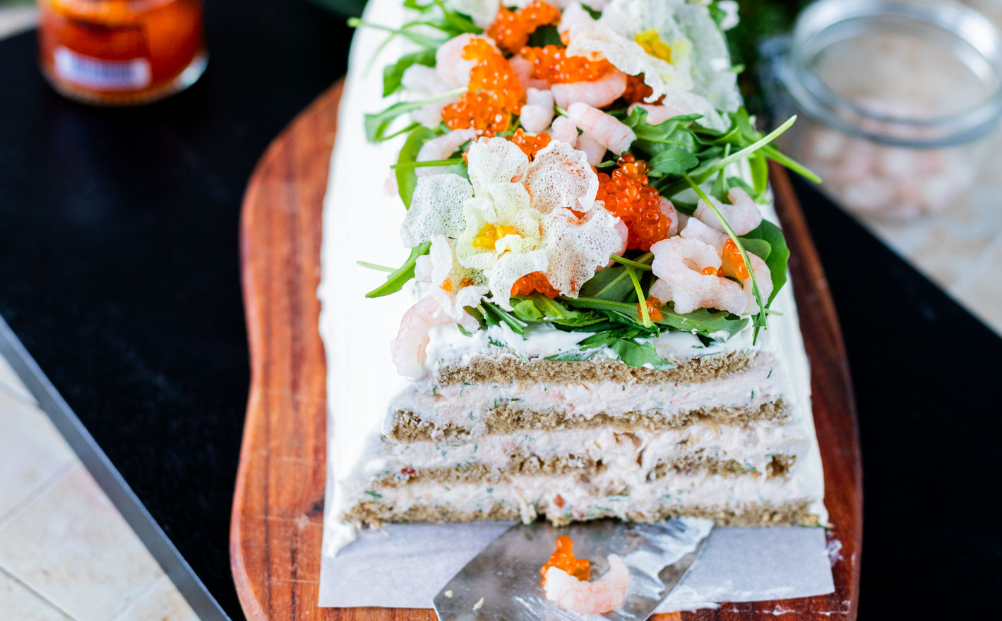 lohi-katkarapuvoileipäkakku