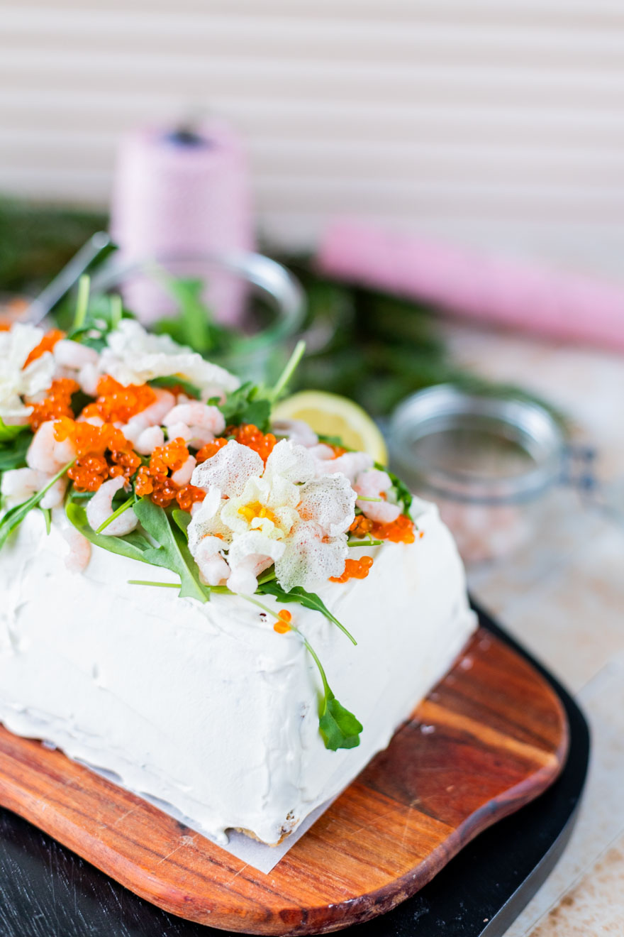 Voileipäkakku lohesta ja katkaravuista