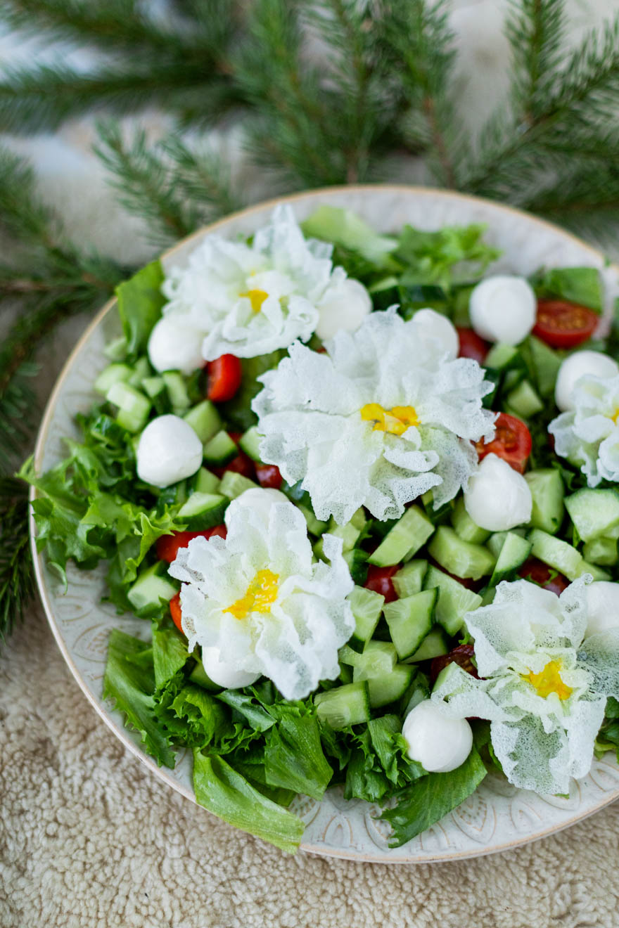 Riisipaperikukat salaatissa