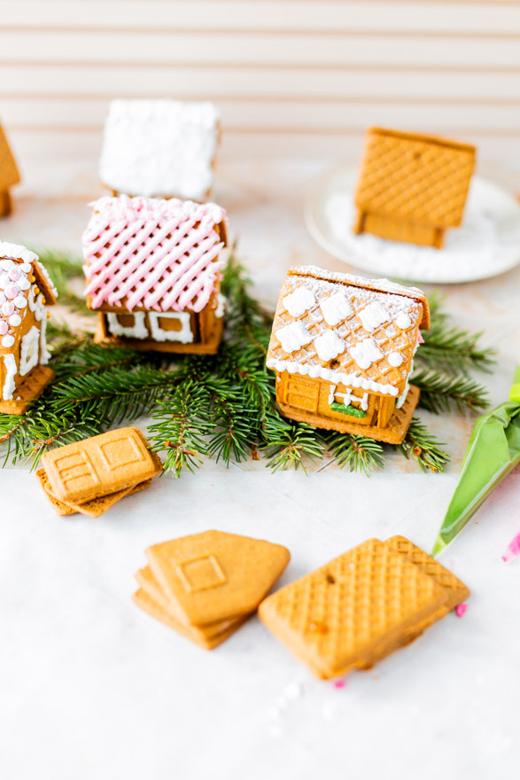 Piparkakkutalon liimaaminen