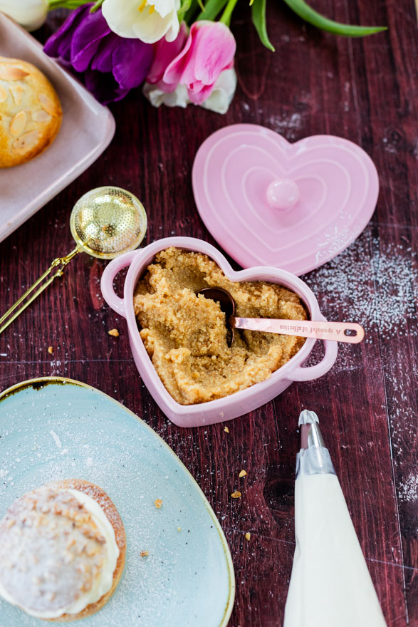 hasselpähkinämassa laskiaispulla