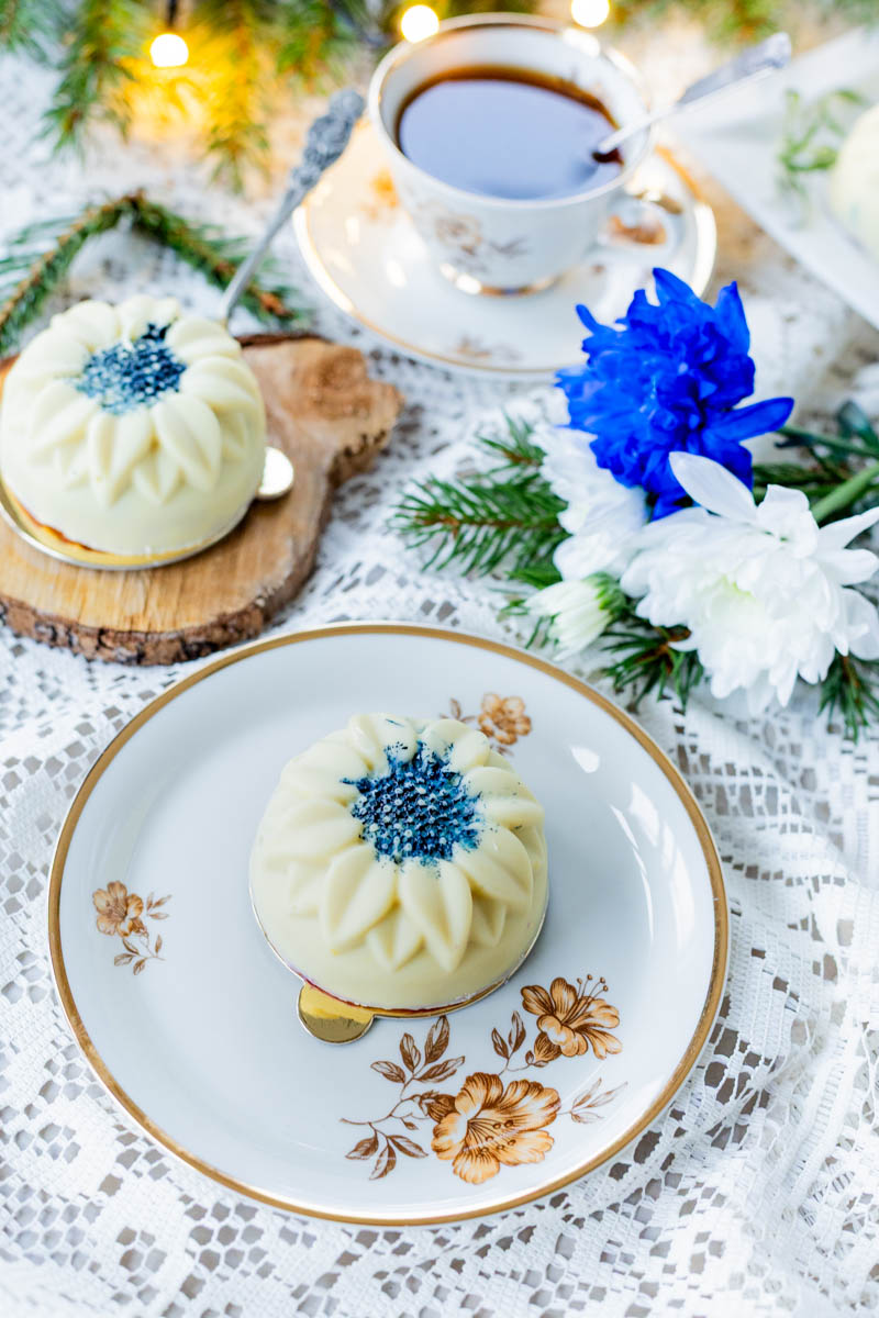 Valkosuklaalla kuorrutettu mustikkaleivos