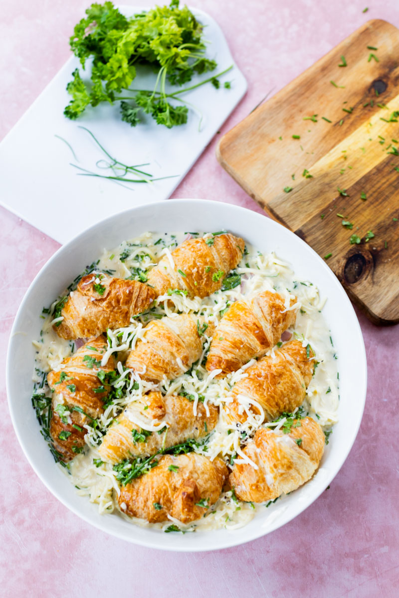 Kinkku-juustotäytteiset croissantit