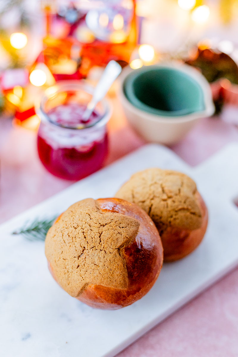 christmas bun with gingerbread