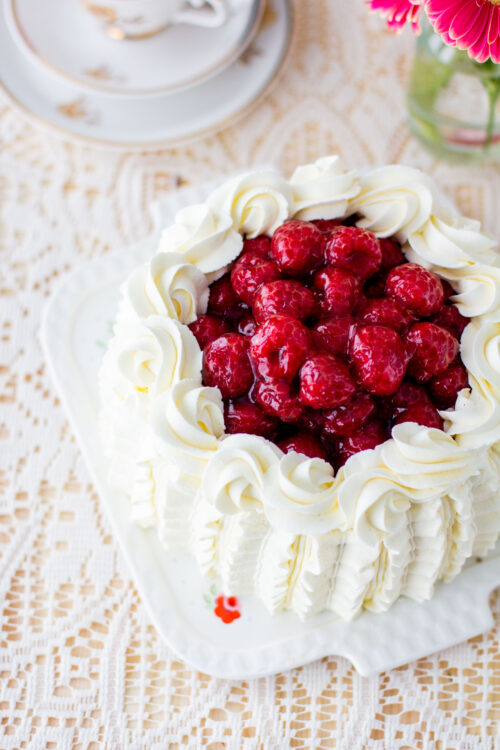 Kermapursotettu täytekakku