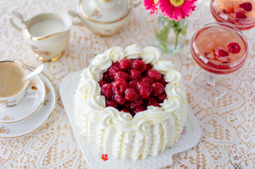 Herkullinen vadelmatäytekakku