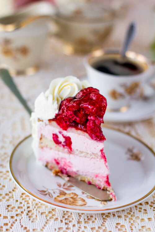 Kakkupala vadelmatäytekakusta