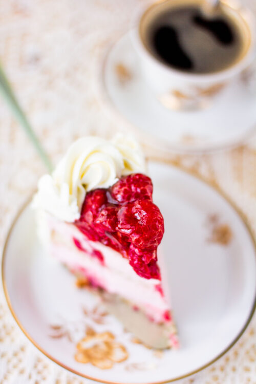 Pala vadelmatäytekakkua